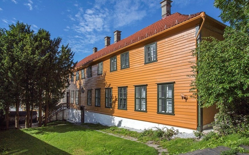 Nyt late dager i hagen ved Skolemuseet like ved. Galleribilde