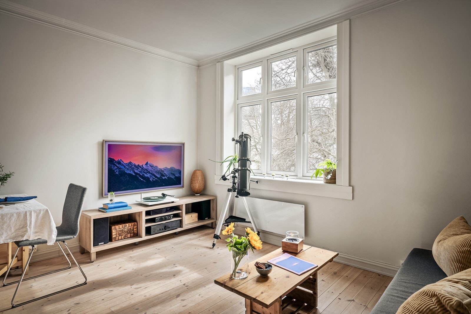 Stuen og kjøkkenet er utformet i en åpen og sosial løsning, noe som skaper et flott oppholdsrom. Galleribilde