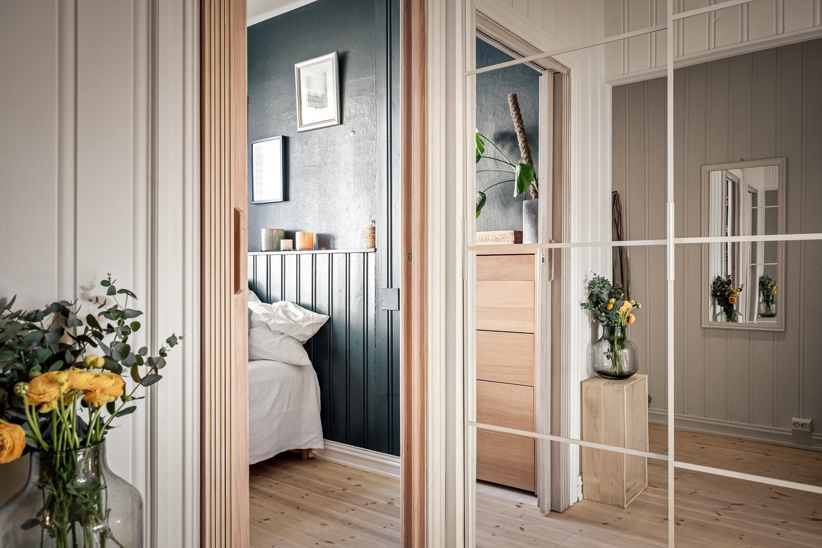 Det er opplegg til vaskemaskin inne i skapet Galleribilde