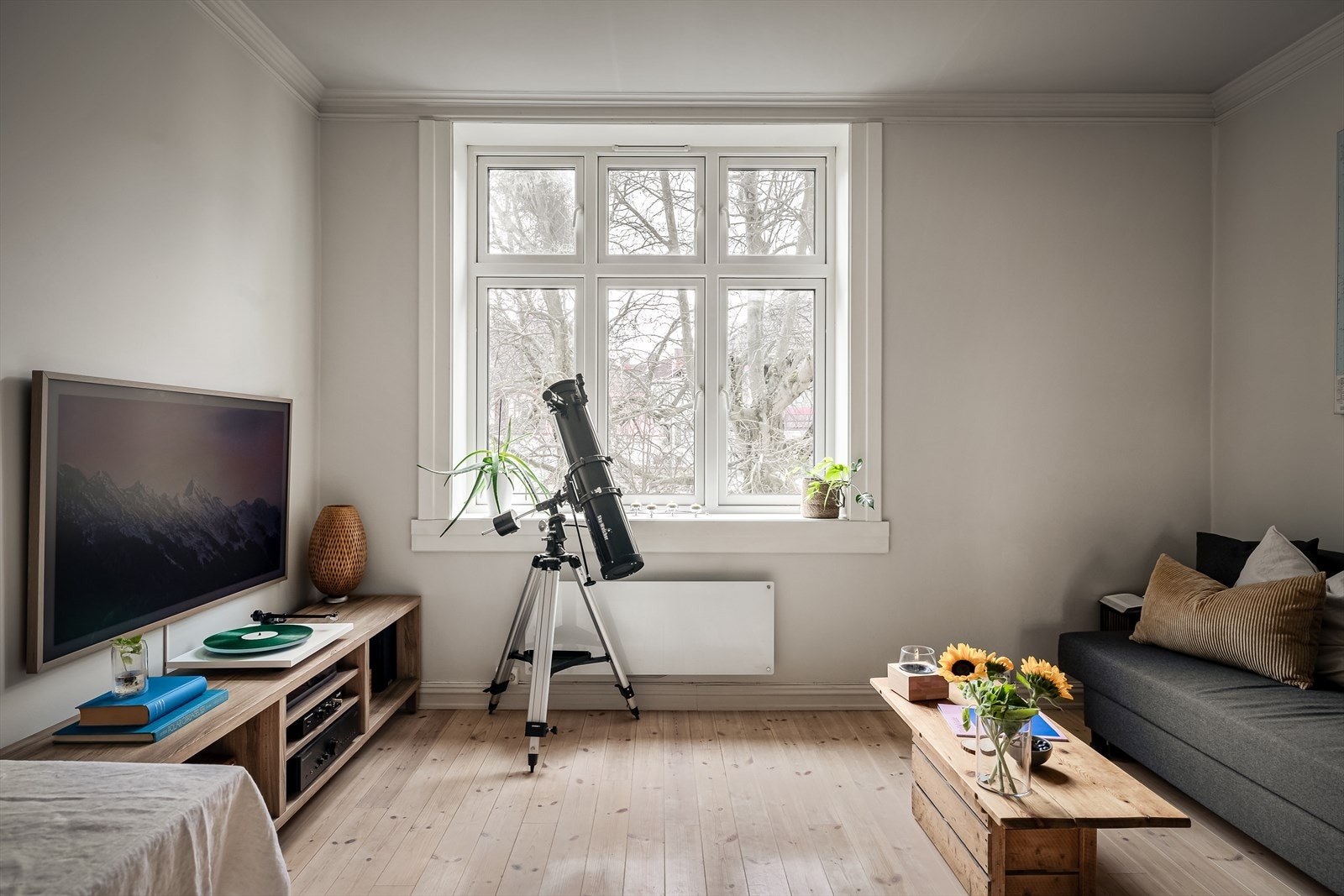 Dette er en nydelig leilighet gjennomført med klassiske preg som store vindusflater, tregulv og god takhøyde. Galleribilde