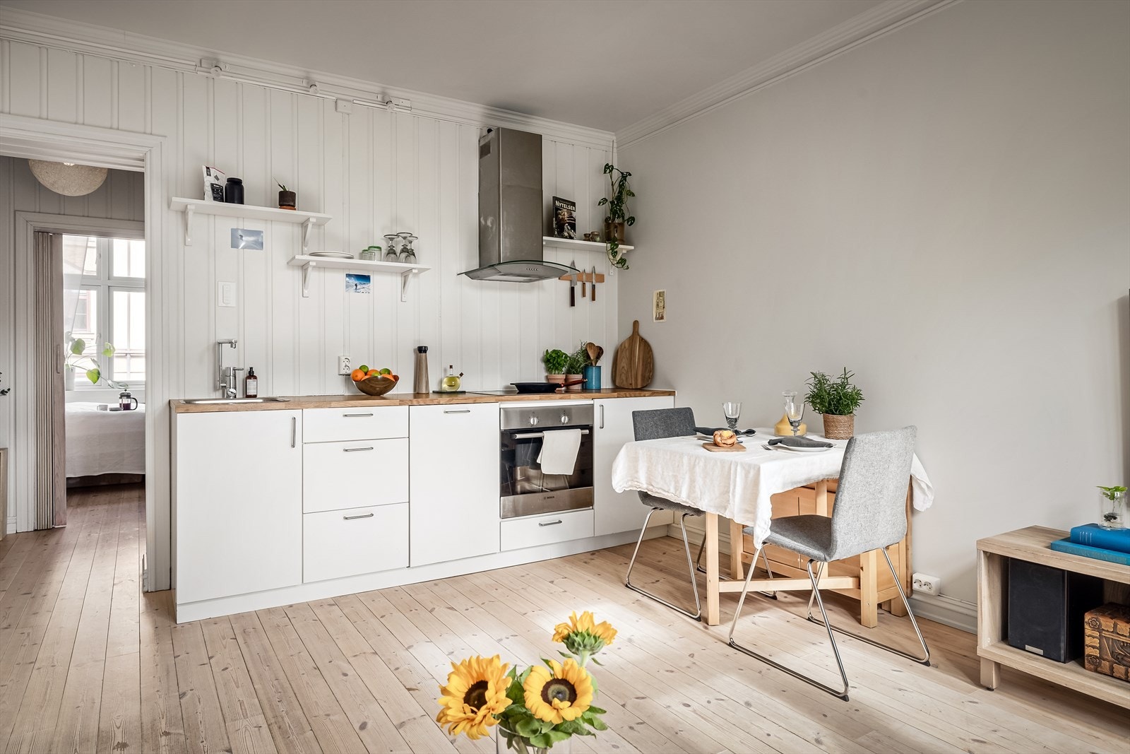 En lys og gjennomgående 2-roms leilighet beliggende i populær bygård som inngår i de ærverdige Torshov Kvartalene. Galleribilde