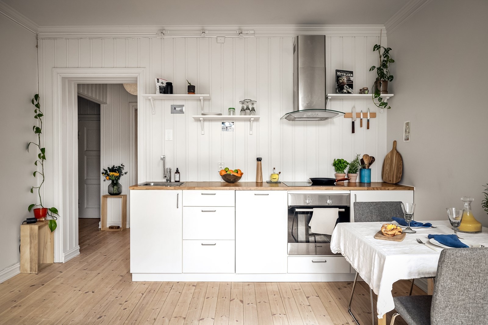 Stilrent og funksjonelt kjøkken fra 2008 med nye fronter fra 2015. Galleribilde