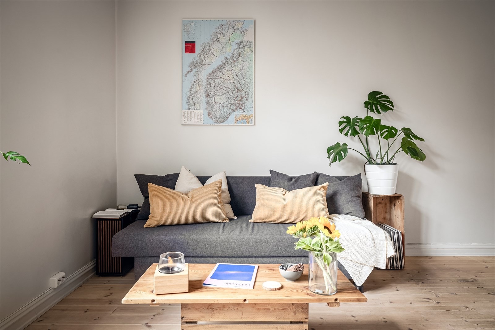 Stuen har en fin planløsning med god plass til sofa, tv-møbler og spisebord. Galleribilde