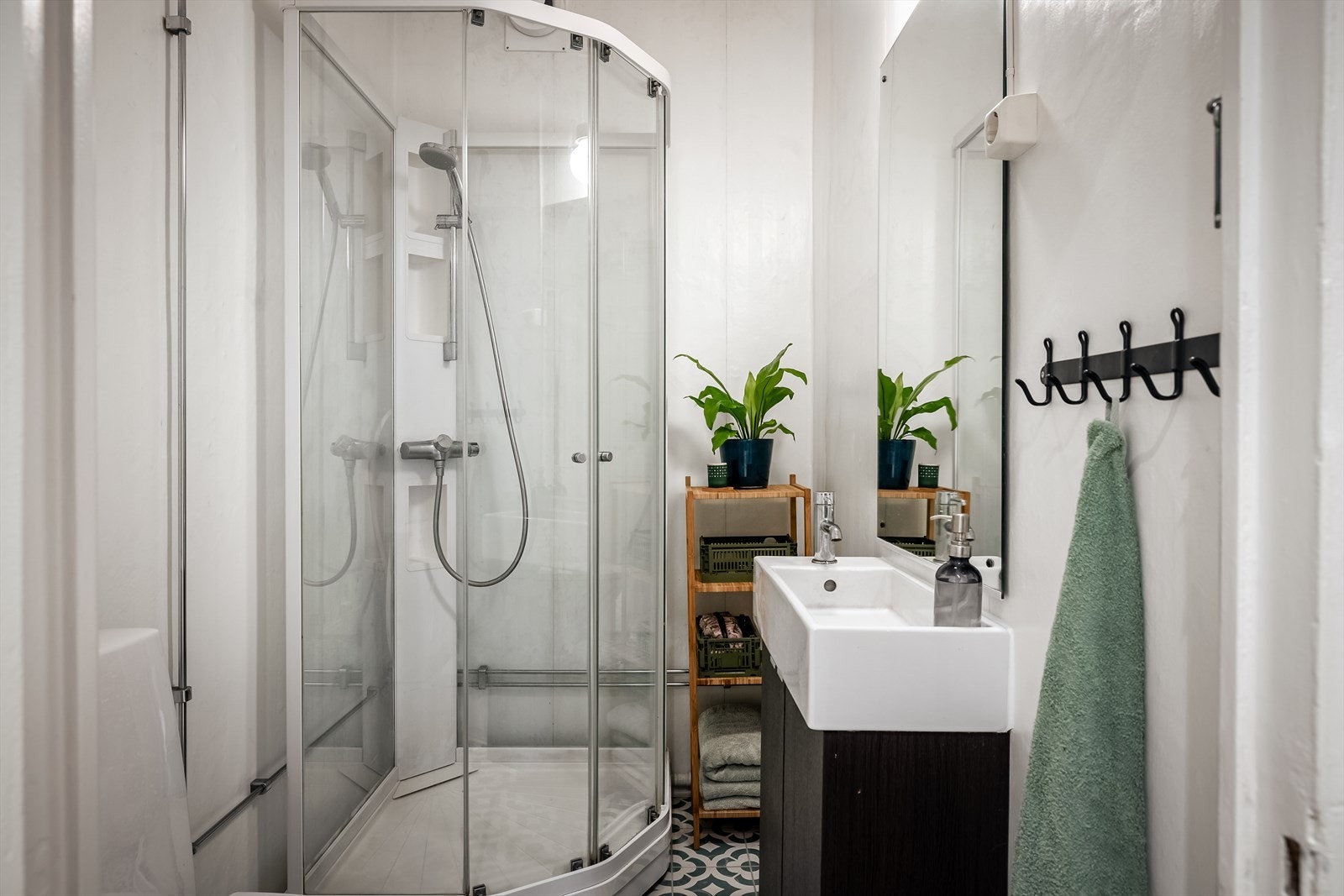 Flott bad med ny baderomsinnredning og nye gulvfliser fra 2014. Galleribilde