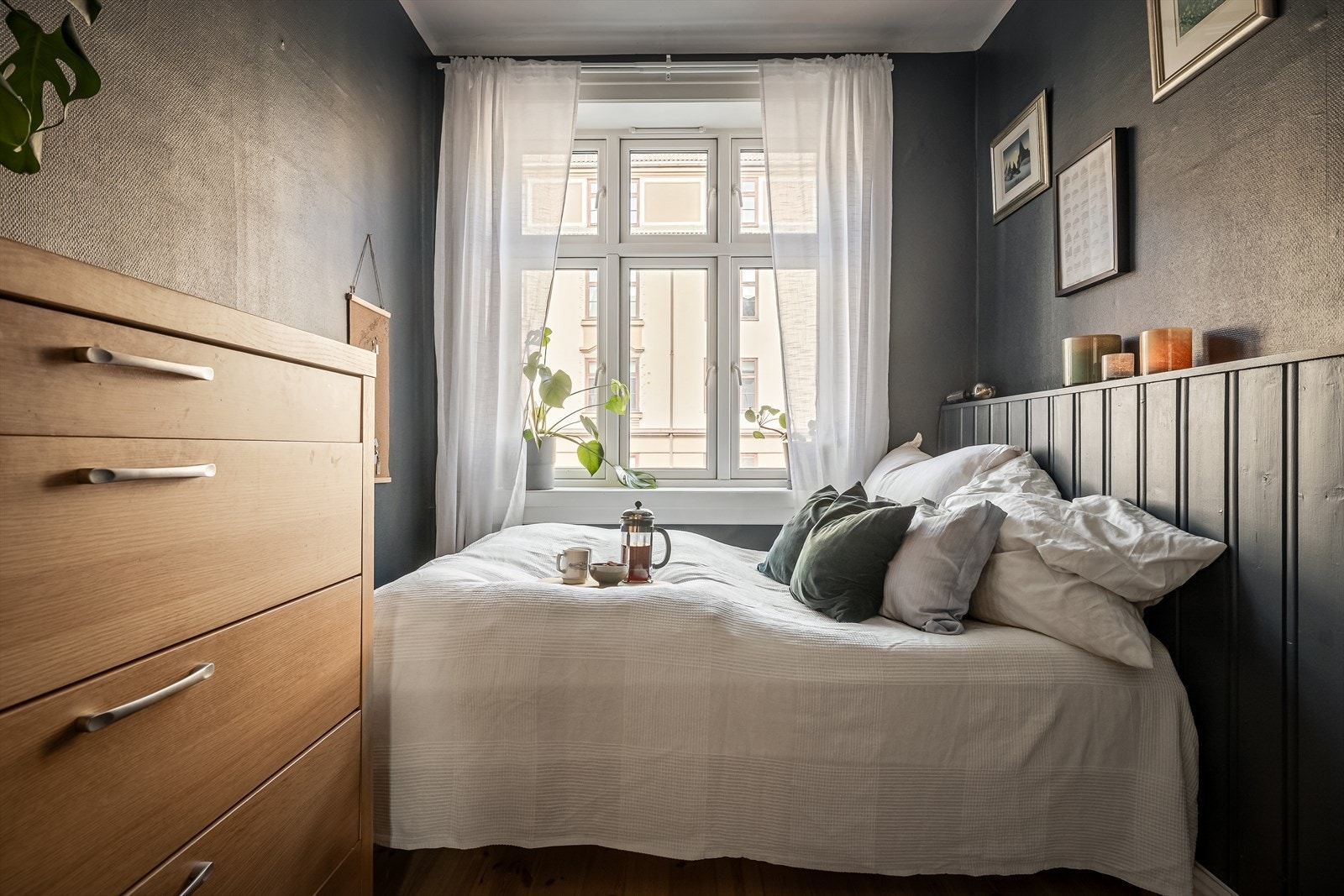 Den gode takhøyden og store vindusflater er med på å gi rommet en luftig atmosfære. Galleribilde