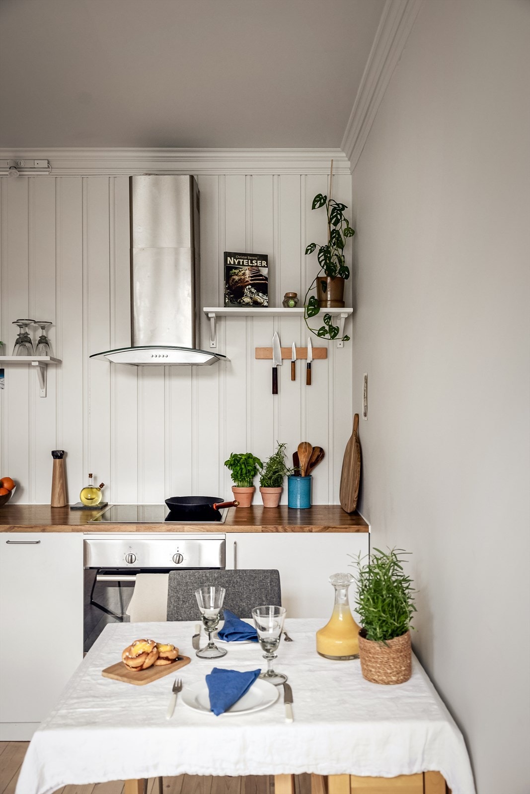 Kjøkkenet er utstyrt med integrert stekeovn, plateopp og oppvaskmaskin. Galleribilde