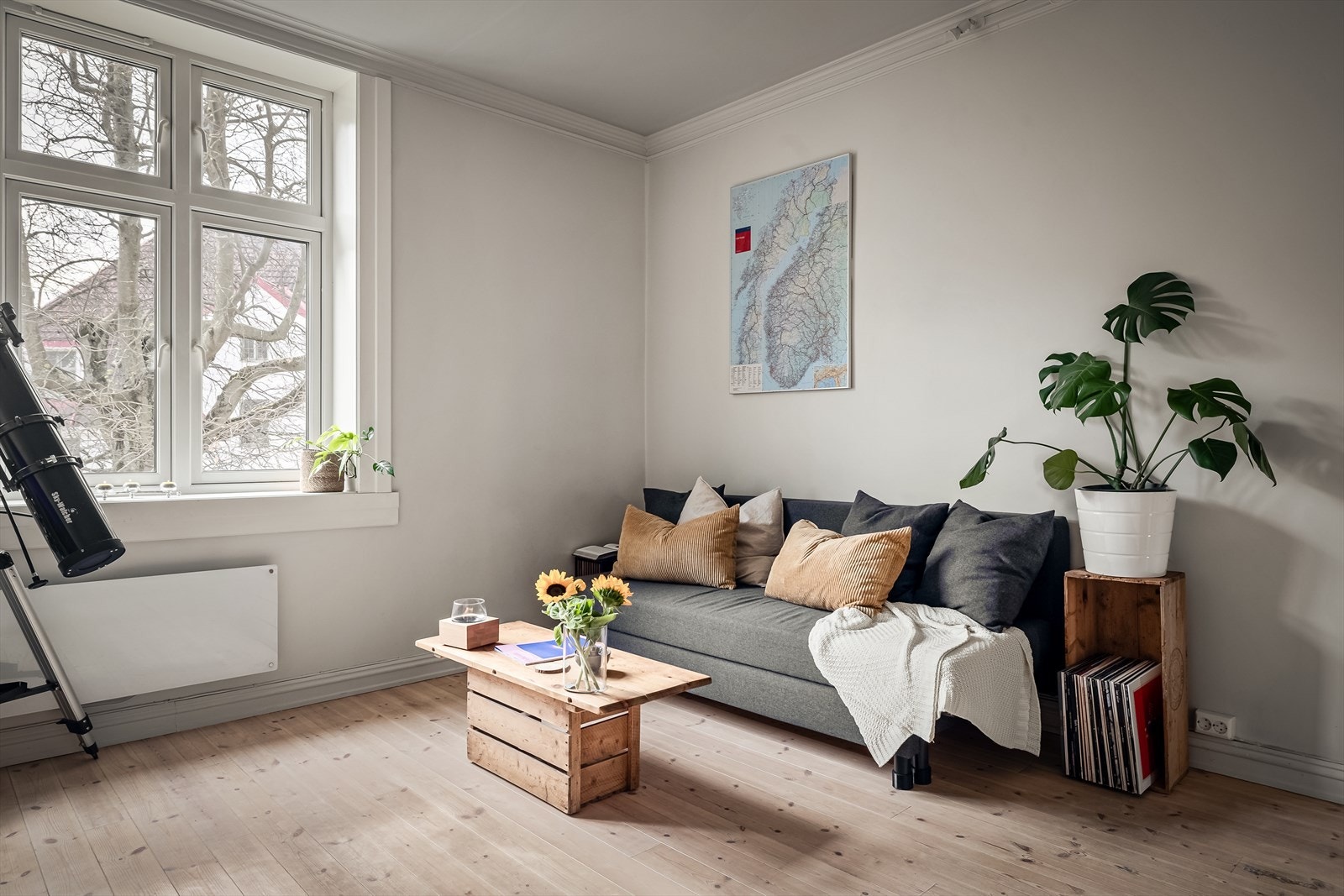 Videre har den en praktisk planløsning med gode lysforhold fra store vindusflater i de fleste rom. Galleribilde