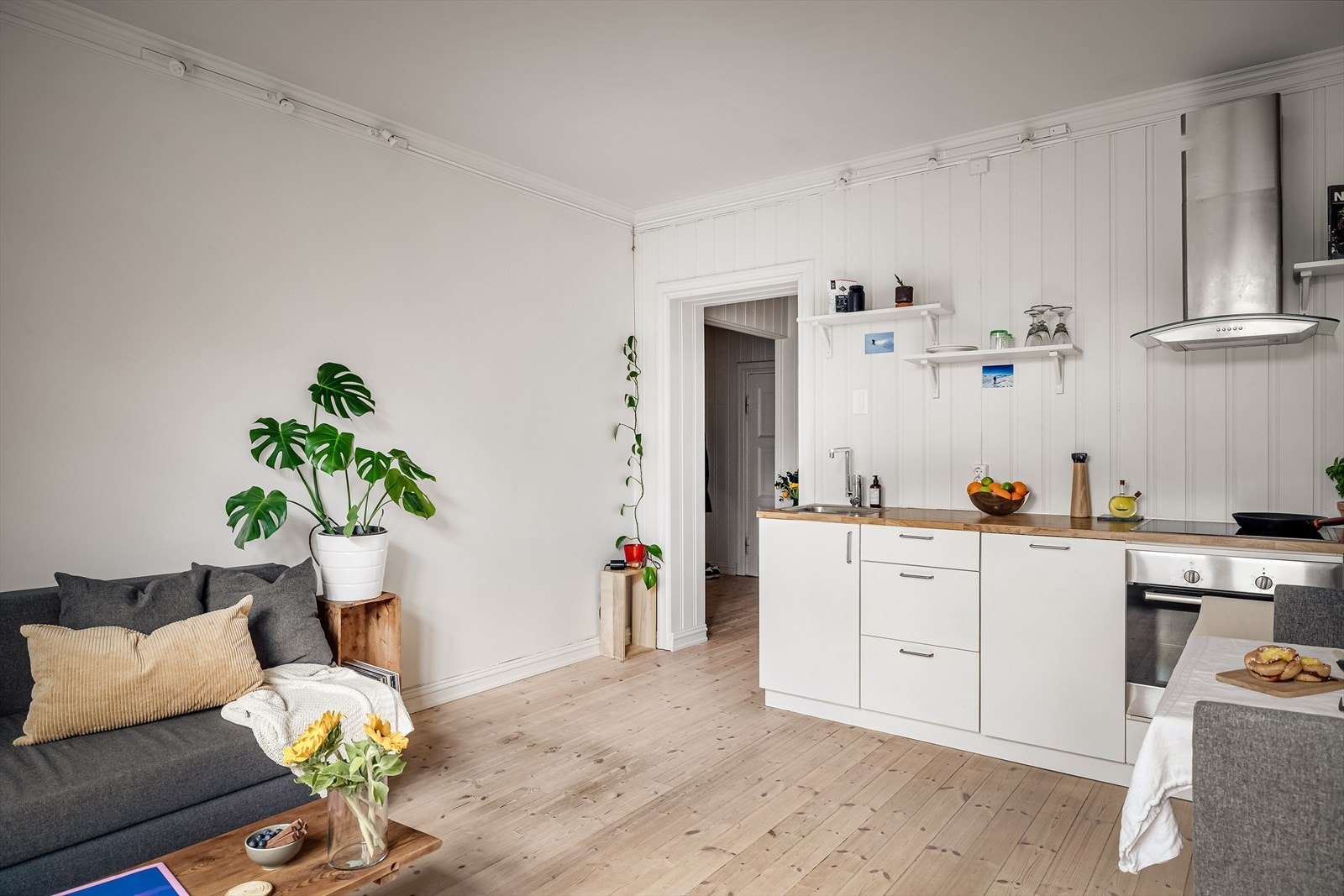 Leiligheten har en gjennomgående og romslig planløsning med gode lysforhold. Galleribilde