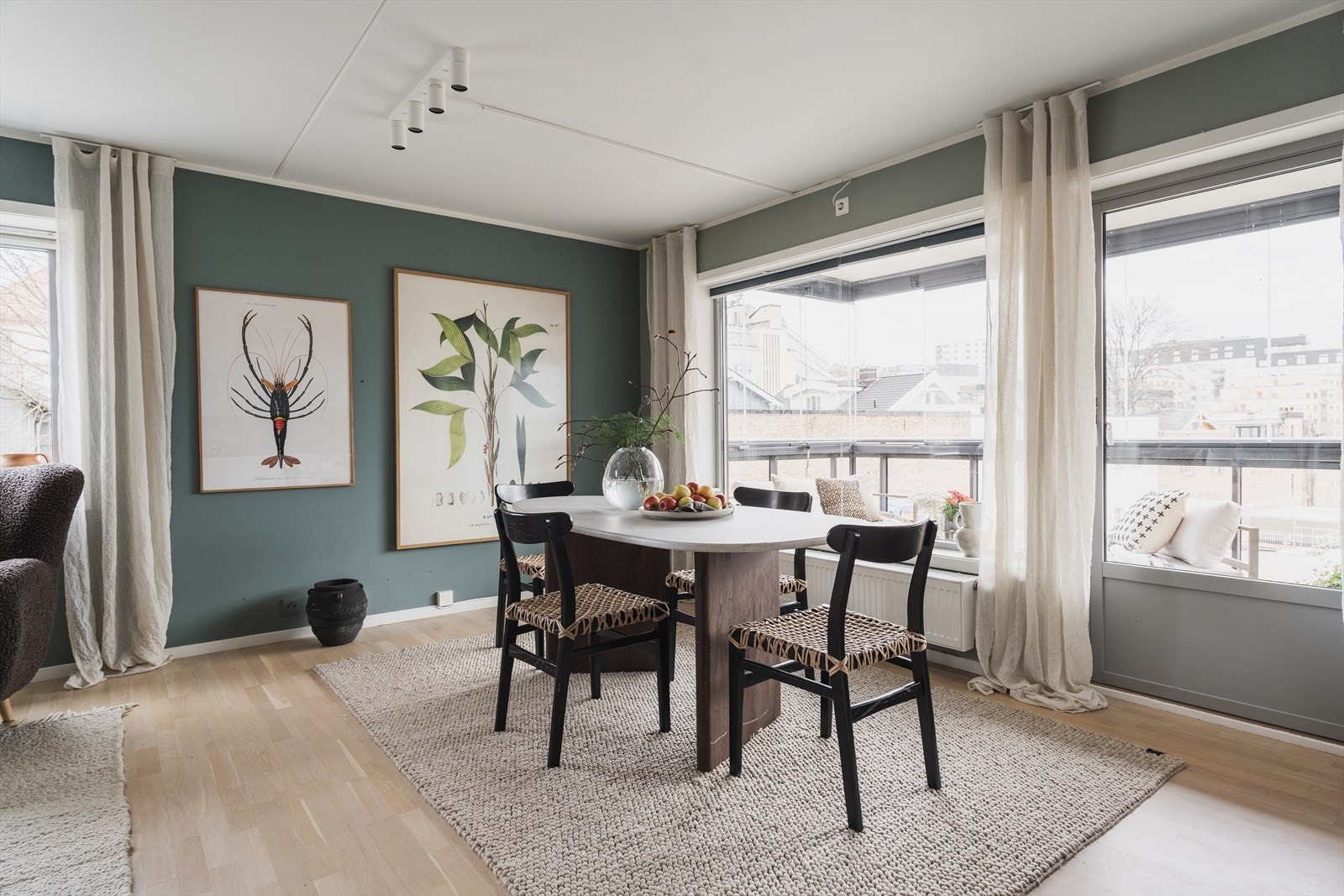 - På stuen, soverommene og kjøkkenet er det spesialtilpassede persienner med solskjerming - Galleribilde