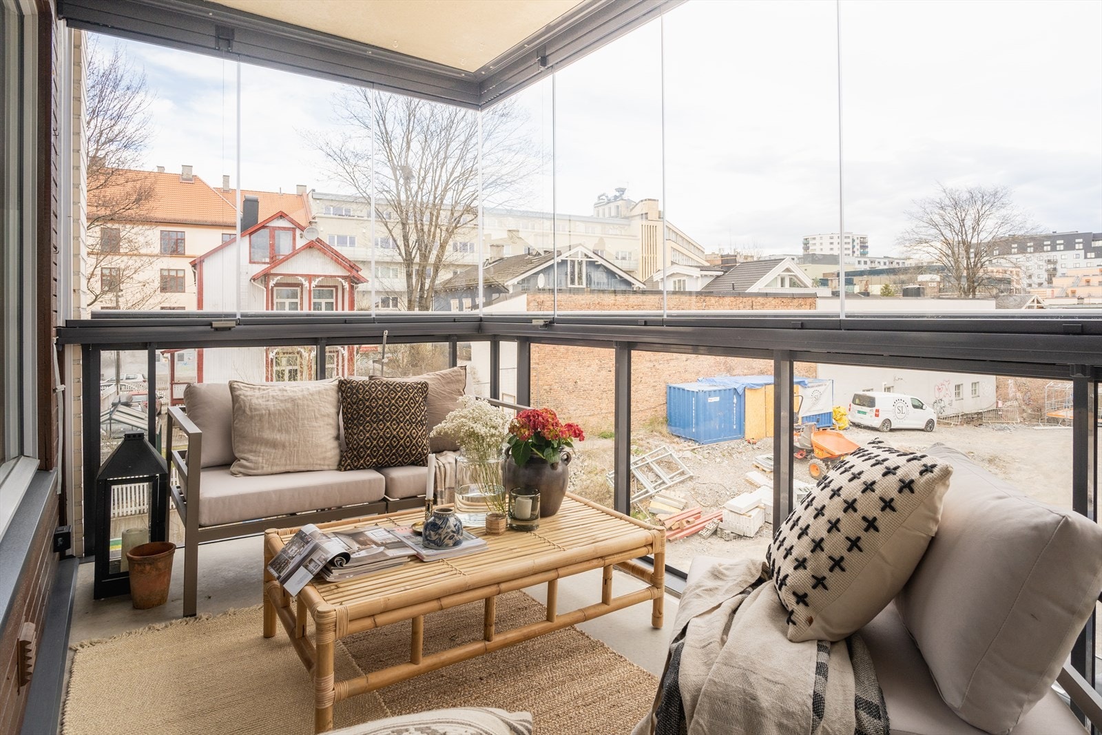 - Innglassingen kan åpnes slik at balkongen kan benyttes sommer som vinter - Galleribilde