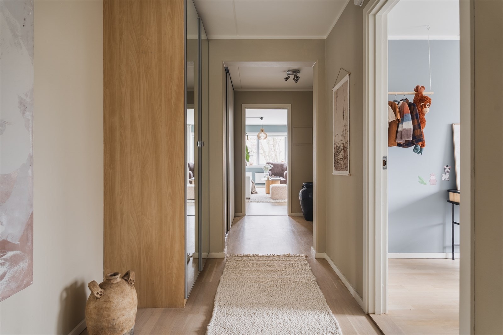 - Romslig og innbydende entrè med masse oppbevaringsplass - Galleribilde
