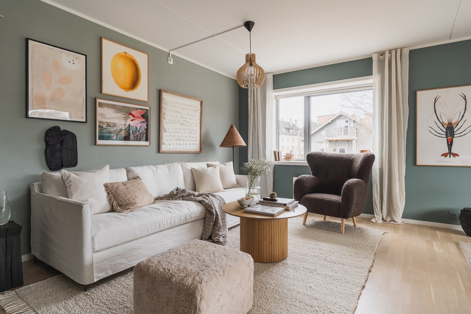 - Vindusflater fra to himmelretninger slipper inn rikelig med lys - Galleribilde