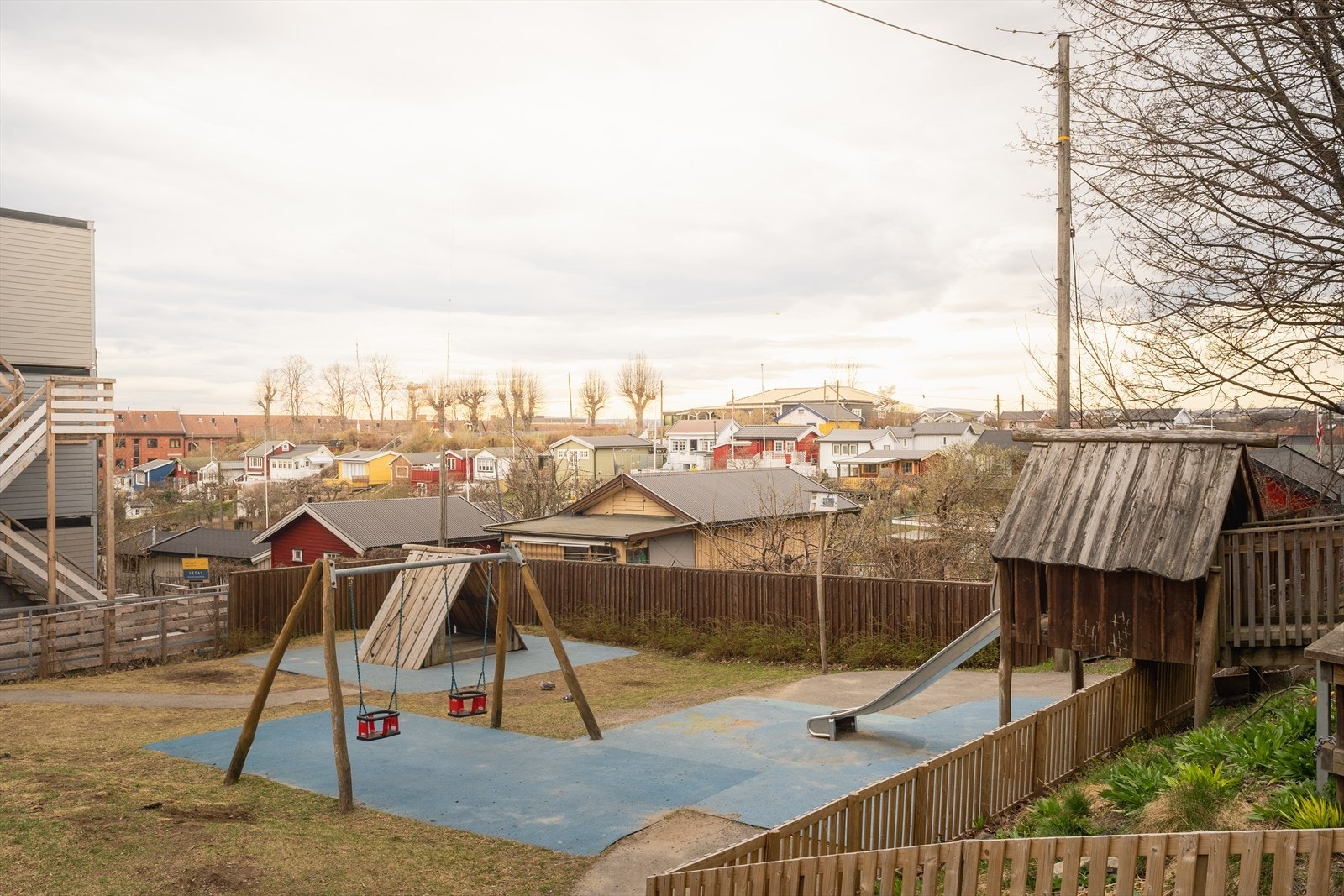 - Rett ved leiligheten ligger også den en hyggelige kolonihagen - Galleribilde