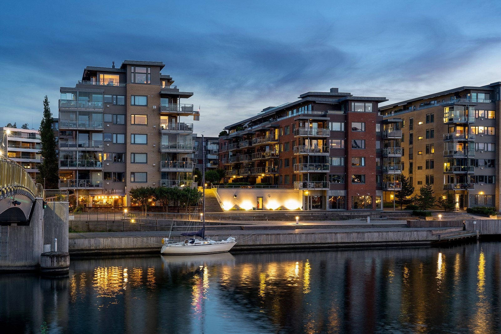 Kaldnes brygge er en urban og levende bydel i moderne utforming og byr på flere restauranter, dagligvare og butikker. Galleribilde