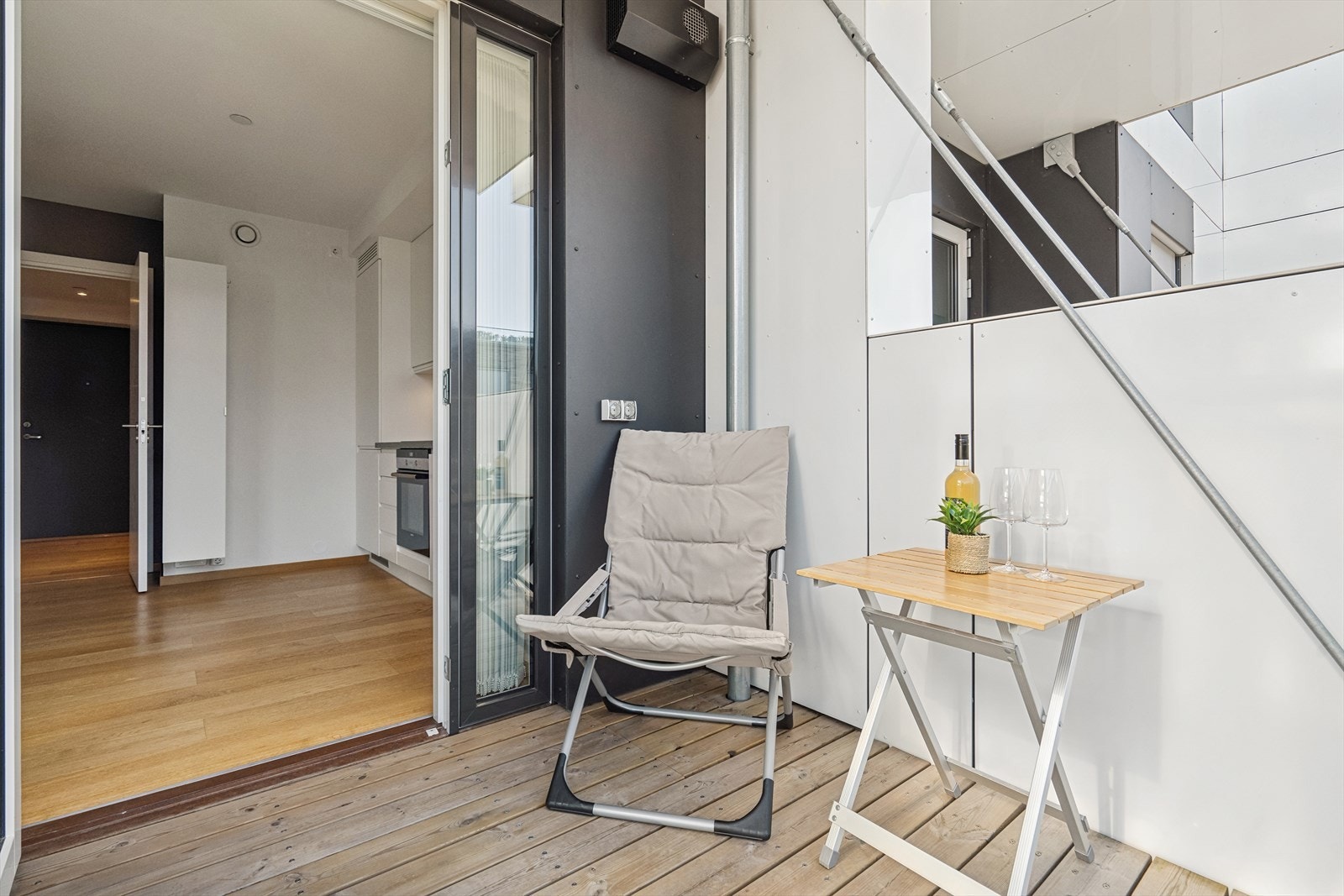 Balkongen er overbygget slik at alle møbler kan stå ute. Galleribilde