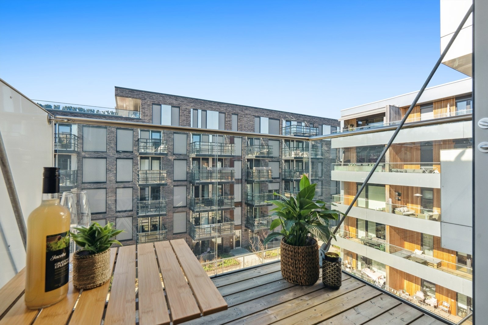 Balkongen måler 4 kvm og ligger høyt og fint i terrenget. Galleribilde