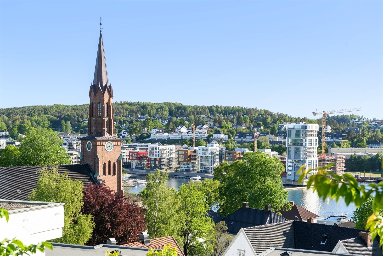 I tillegg til nærhet til alle sentrumsfasiliterer byr området på fine parkområder og egen bystrand. Slottsfjell er en kort rusletur unna og byr på fin utsikt mot bydelen. Galleribilde