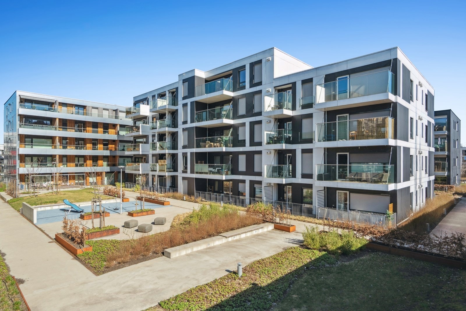 Sameiet Dockside 4 er en moderne og lekker boligblokk fra 2017. Leiligheten ligger i 4. og nest øverste etasje. Galleribilde