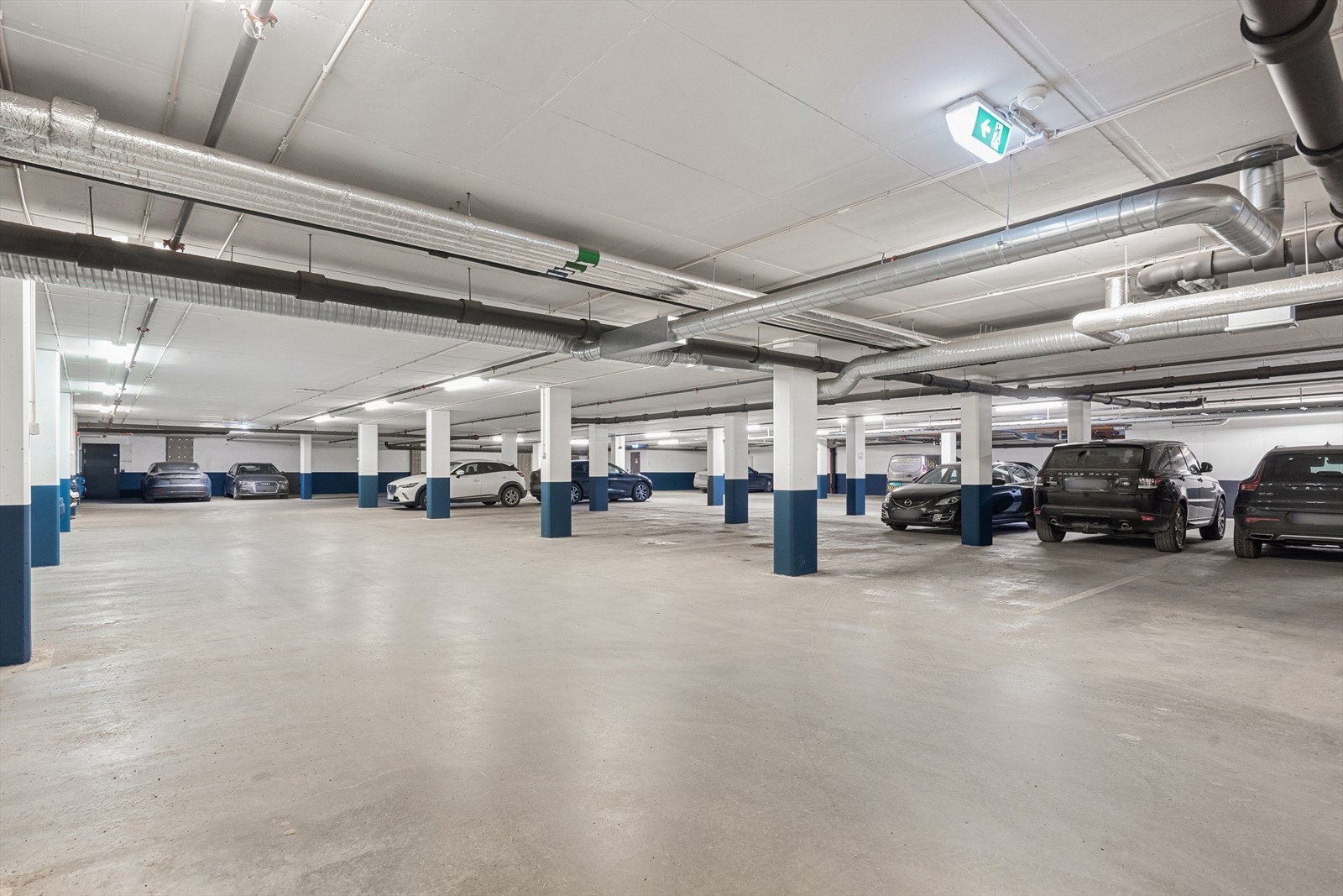 Det medfølger ingen parkeringsplass med leiligheten, men det er mulig å leie parkering inne i parkeringshuset og ute. Galleribilde