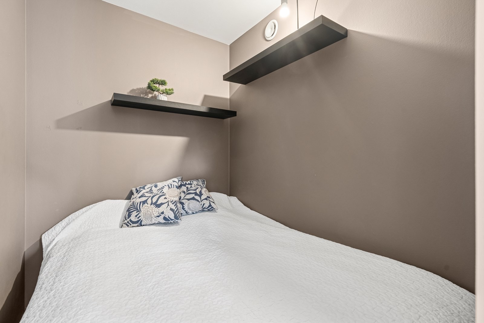 Fra stuen er det adkomst til praktisk alkove. Galleribilde