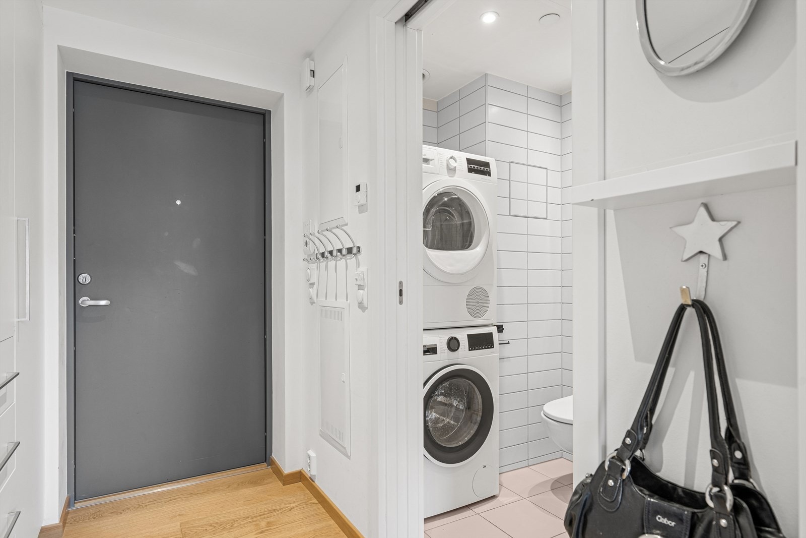 Romslig entre/gang med plassbygget skap langs hele veggen. Porttelefon med kamera. Galleribilde