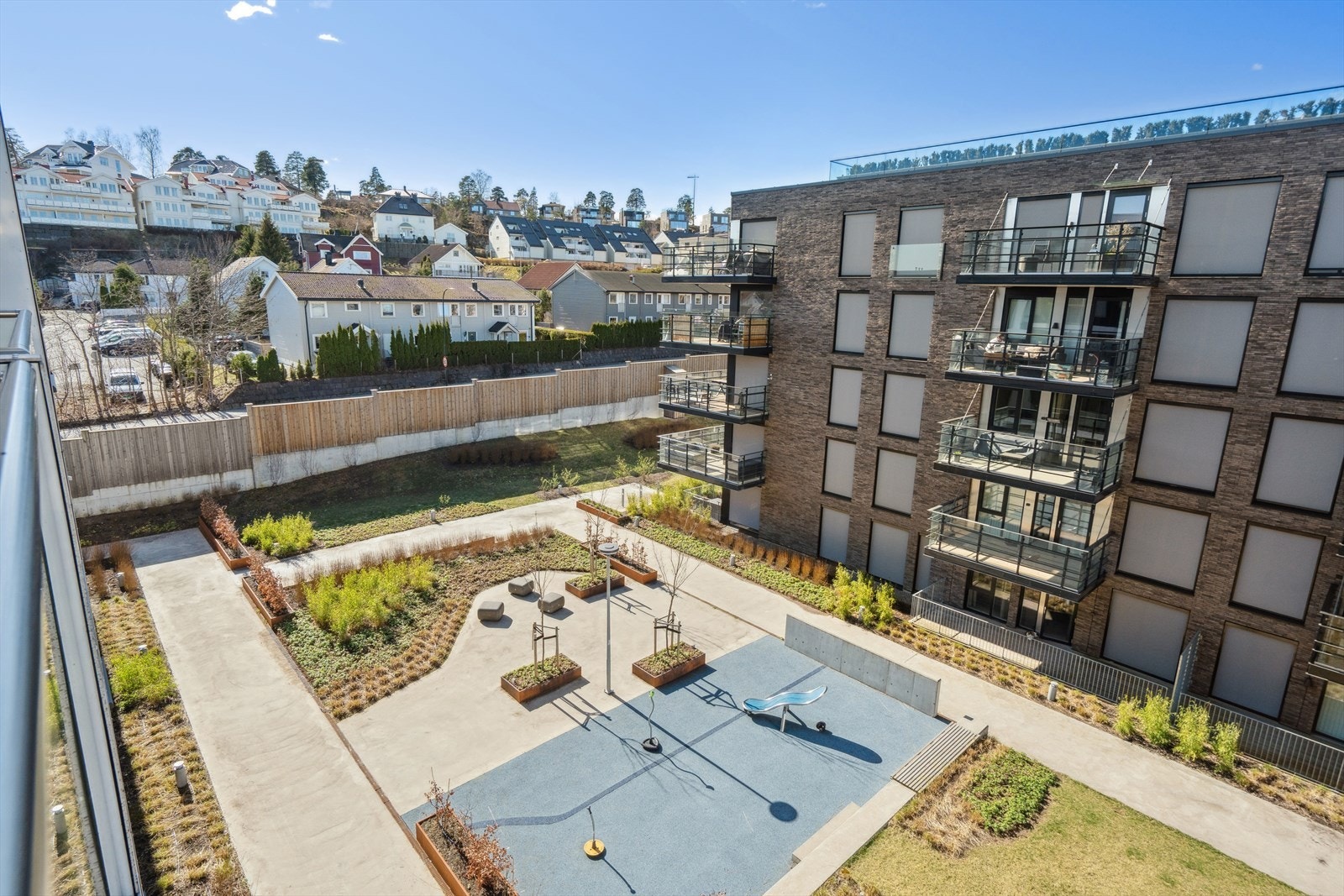 Nedenfor ligger fine fellesarealer. Balkongen vender mot nordøst og får sen ettermiddag/kveldssol. Galleribilde