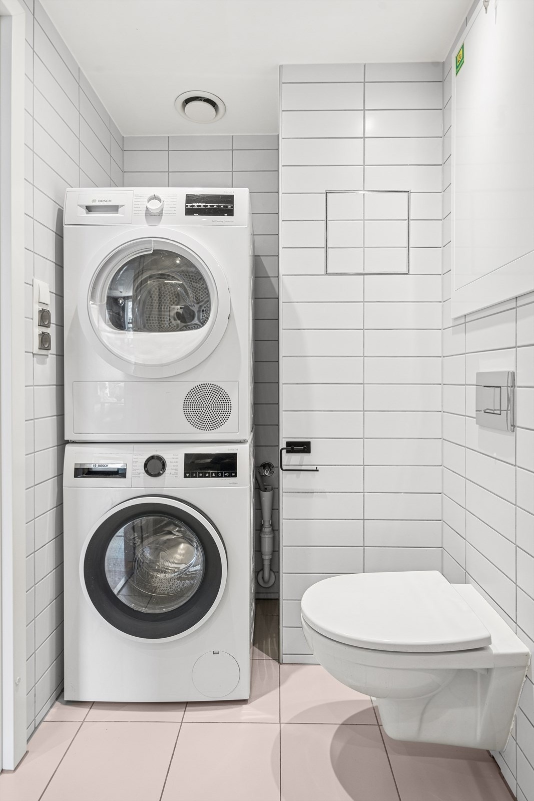 Det er plass til både vaskemaskin og tørketrommel i høyden i egen nisje. Galleribilde