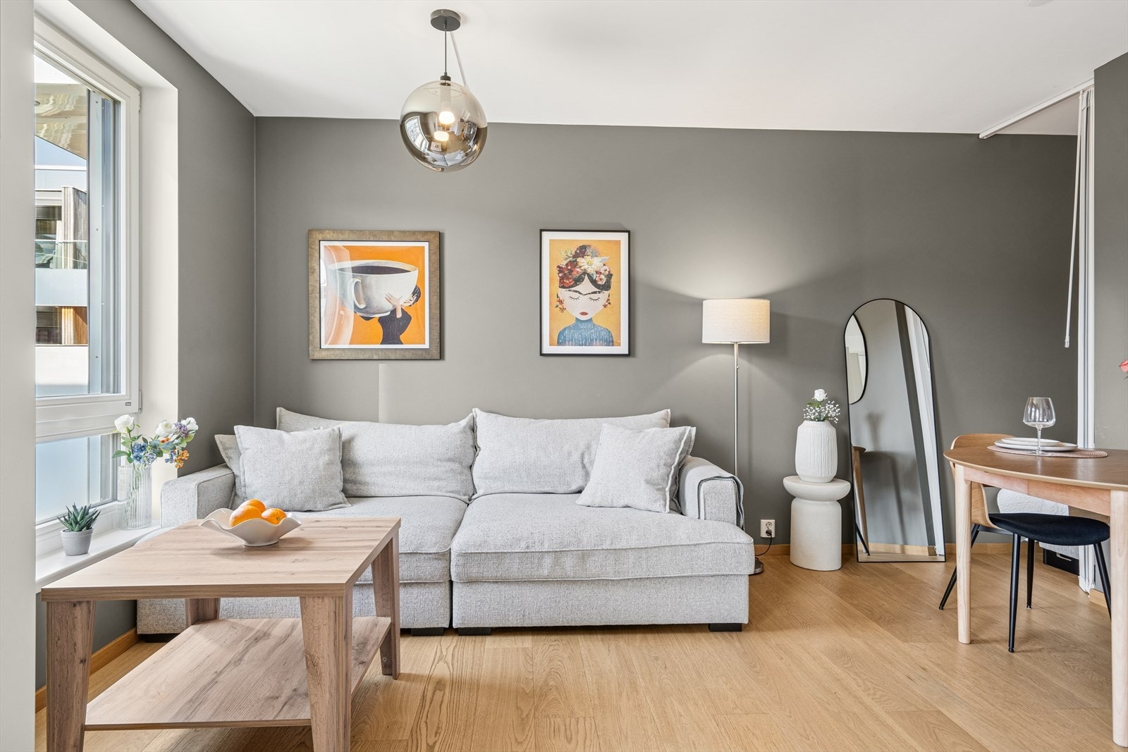 Leiligheten fremstår svært innbydende og byr på en god og moderne standard. Galleribilde