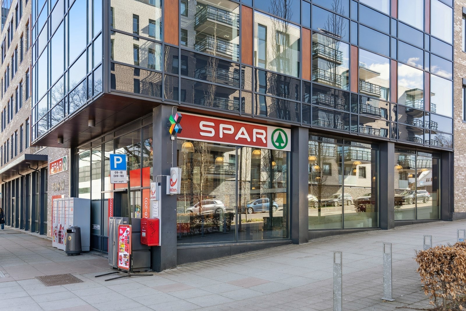 Dagligvarehandelen kan gjøres ved bl.a. Spar v/Kaldnes brygge eller ved Kiwi like over gangbroen som også har søndagsåpent. Galleribilde