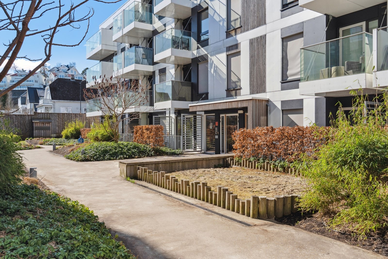 Kaldnes brygge byr på vakre fellesarealer som er parkmessig opparbeidet av anleggsgartner og tegnet av landskapsarkitekt. Galleribilde