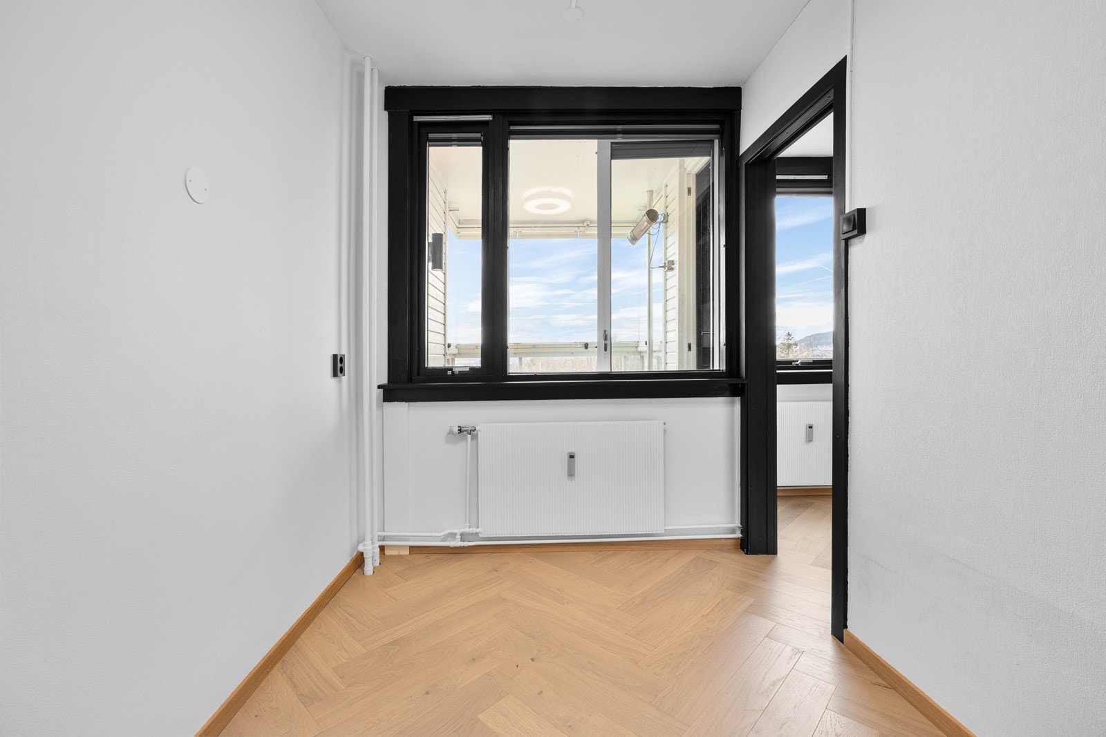 Rommet har store vindusflater som sørger for godt med lys uten sjenerende innsyn. Galleribilde