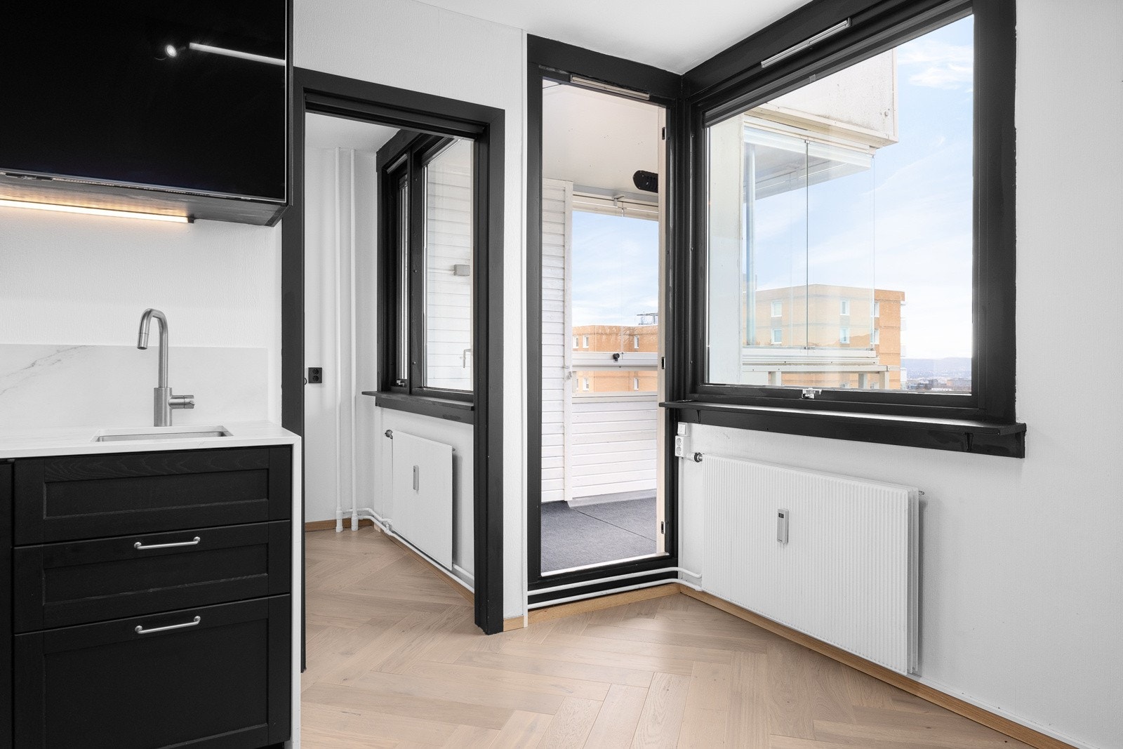 Utgang til balkongen fra stuen. Galleribilde