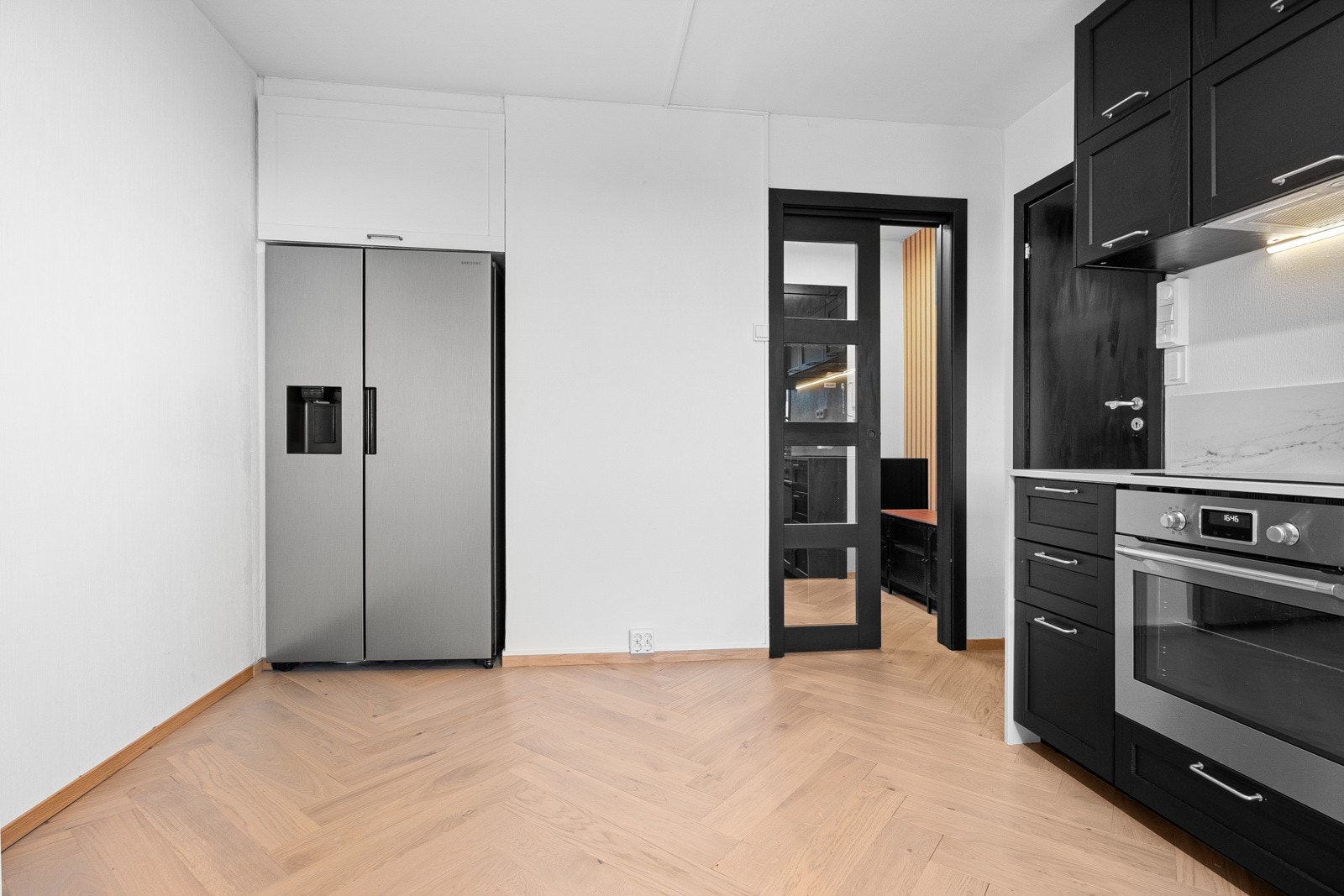 Side by side kjøleskap med frysedel i nisje. Galleribilde