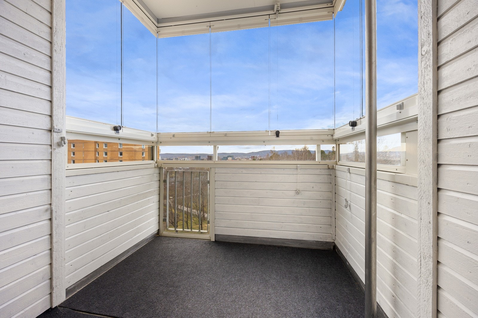 Fra stuen har du utgang til en herlig solrik, nordvestvendt balkong. Galleribilde