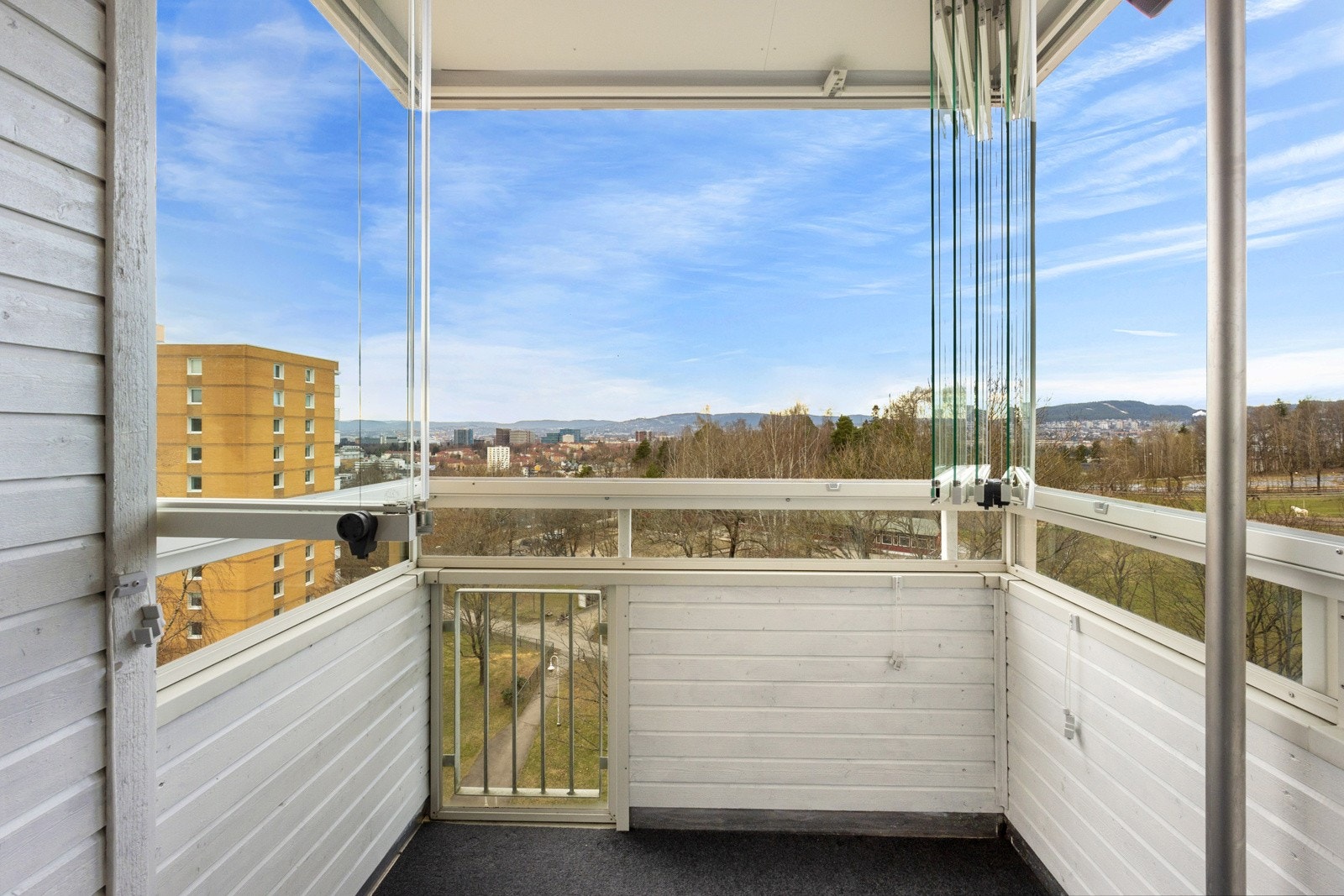 Balkongen er på ca. 4 kvm og har utvendig belysning. Galleribilde