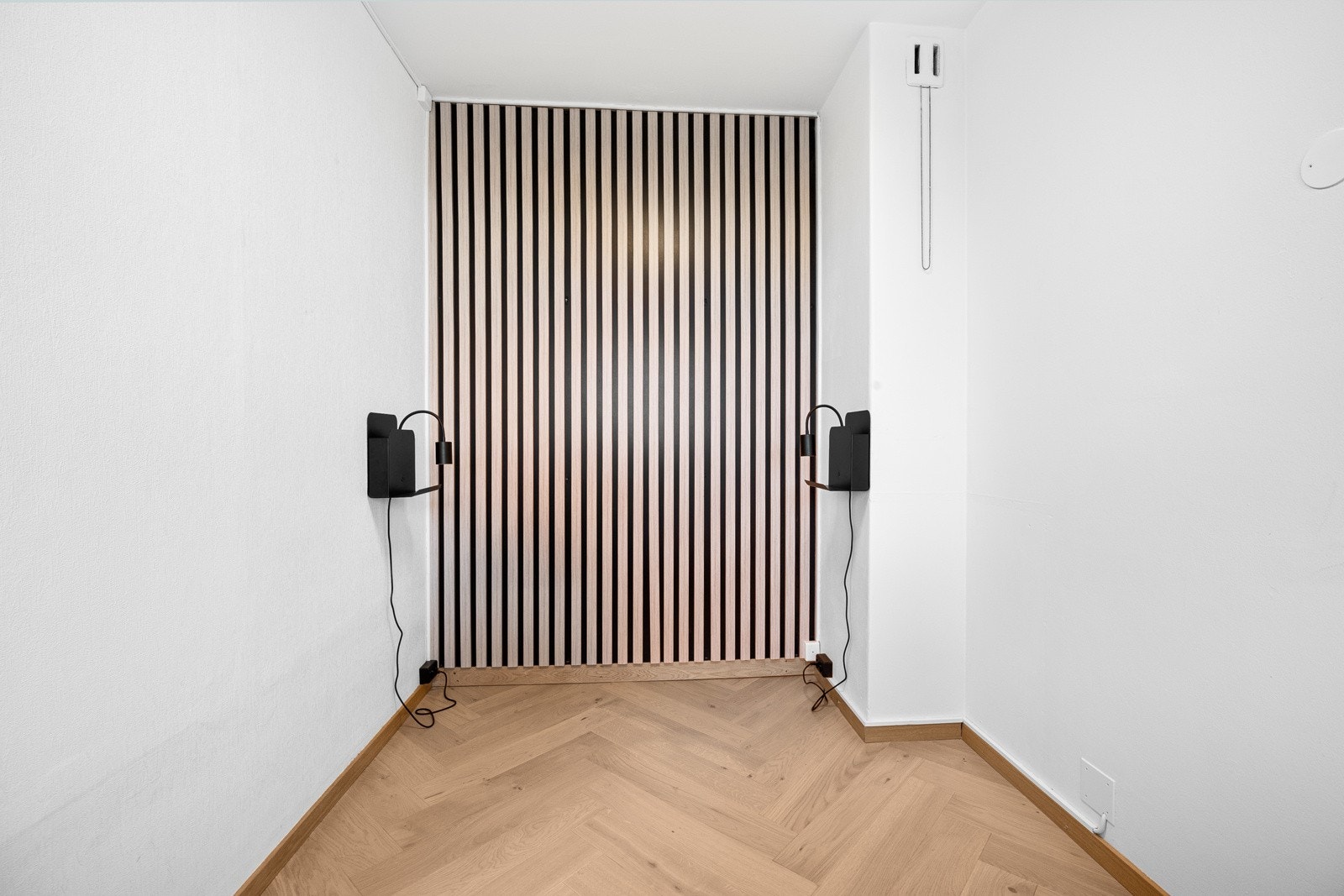 Lyst og usjenert soverom med plass til dobbeltseng. Galleribilde