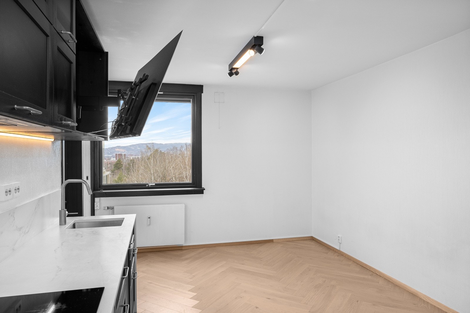 Beliggenheten i byggets 7. etasje med store vindusflater sørger for rikelig med naturlig lys, samtidig som det ikke er noe innsyn og nydelig utsikt over området. Galleribilde