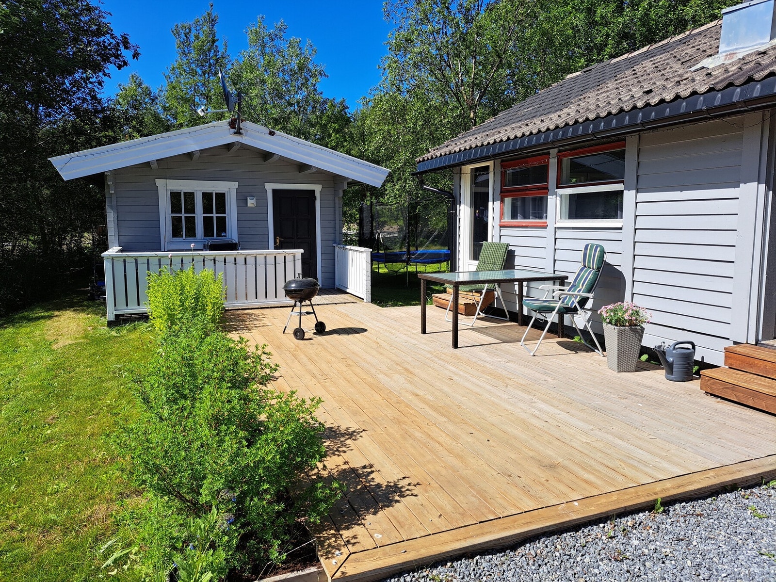 Herlig markterrasse som knytter hytta til annekset - med svært gode sol- og lysforhold. Galleribilde
