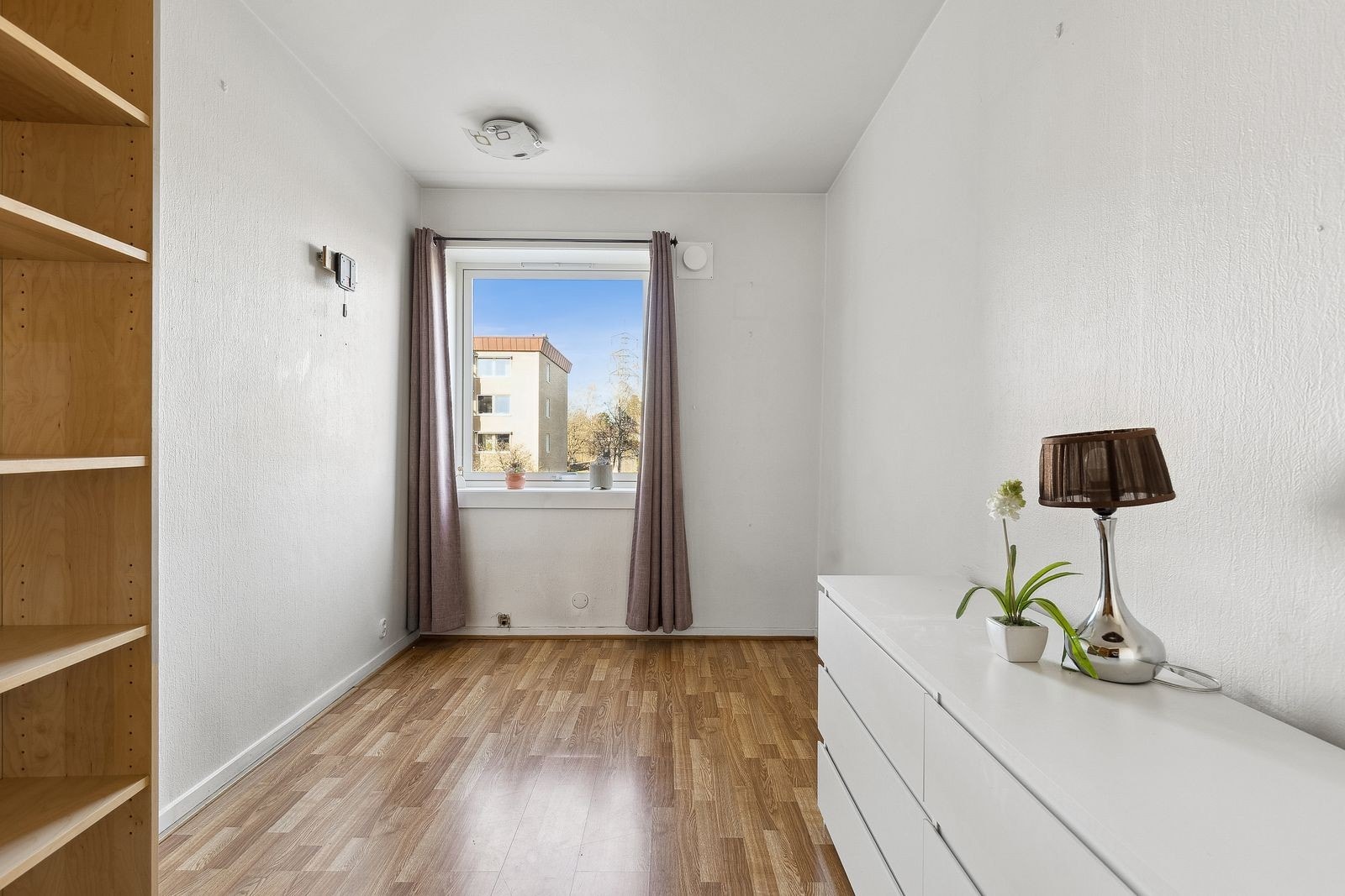 Sett Gjesterom, barnerom eller kontor? Alt etter eget ønske. Store vinduer som slipper inn godt med Galleribilde