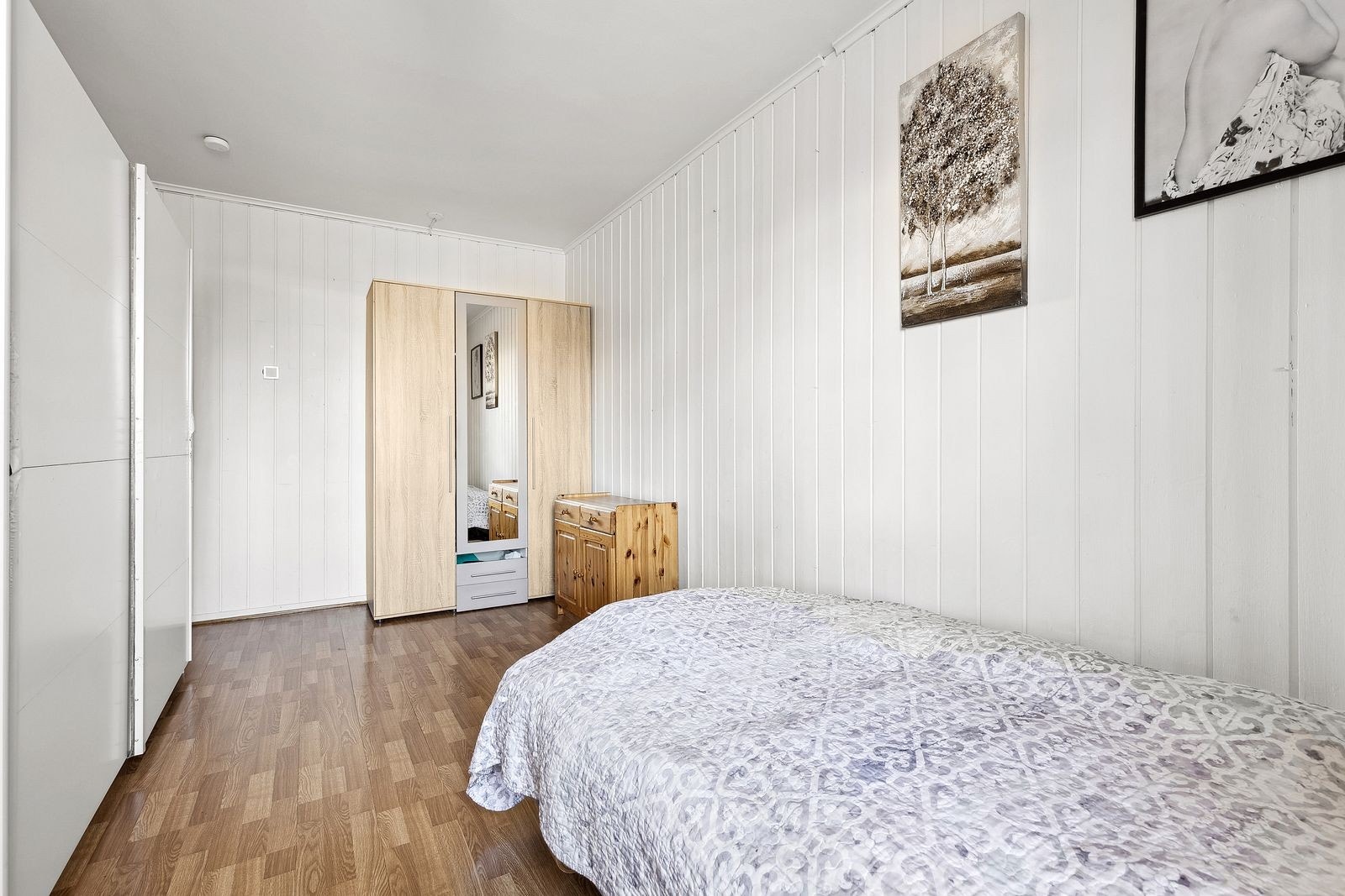 Hovedsoverommet har god plass til stor seng, nattbord og garderobeskap. Galleribilde