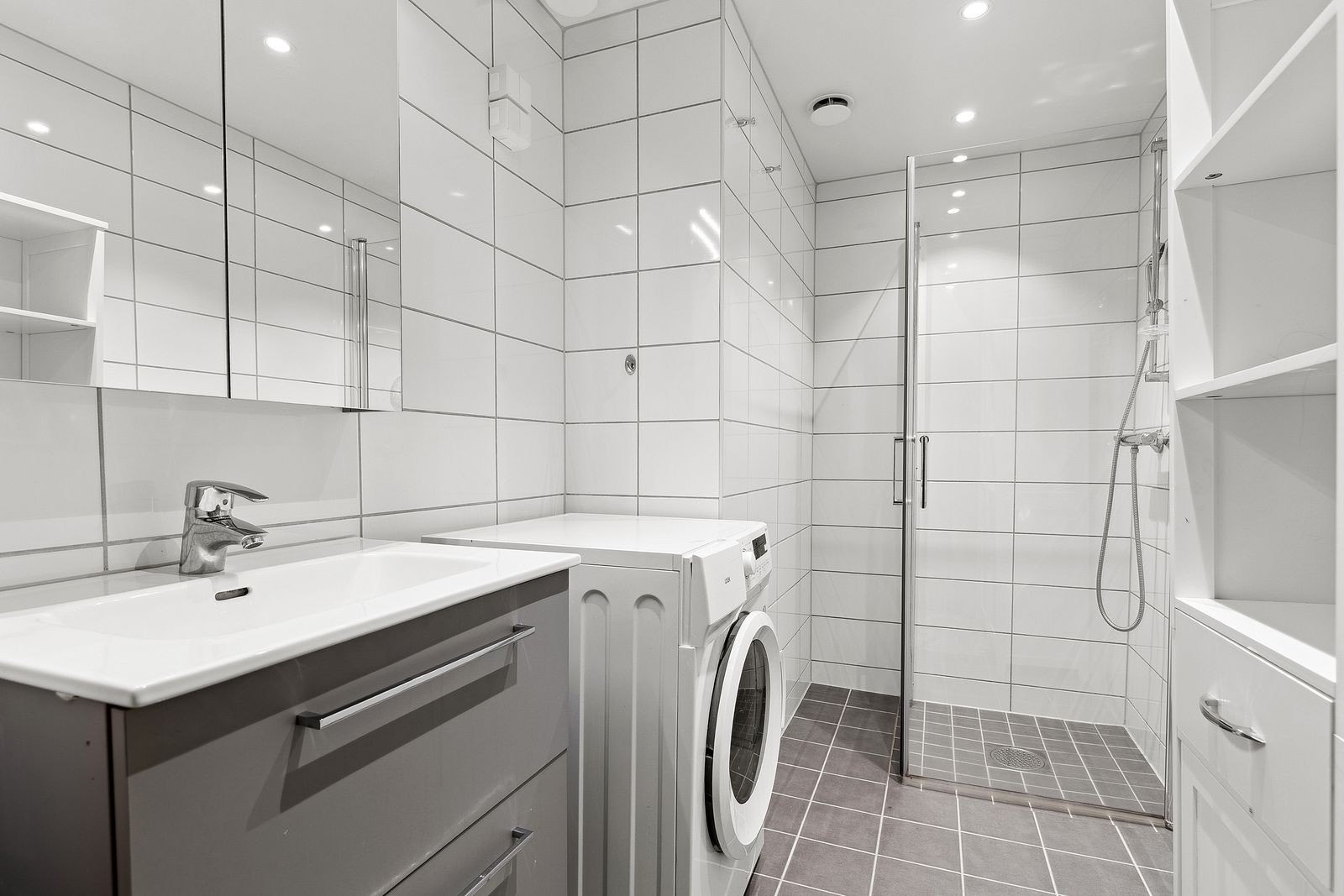 Pent baderom med vaskemaskin som medfølger. Galleribilde