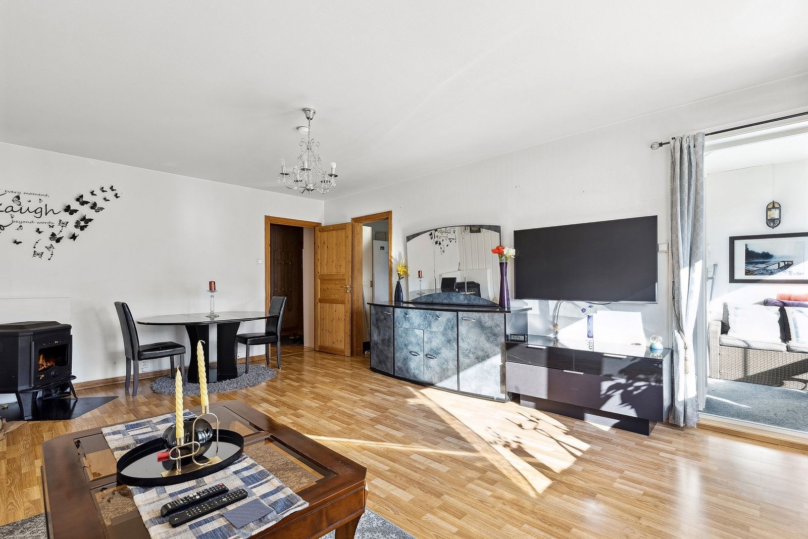 Romslig stue med utgang til balkong. Galleribilde