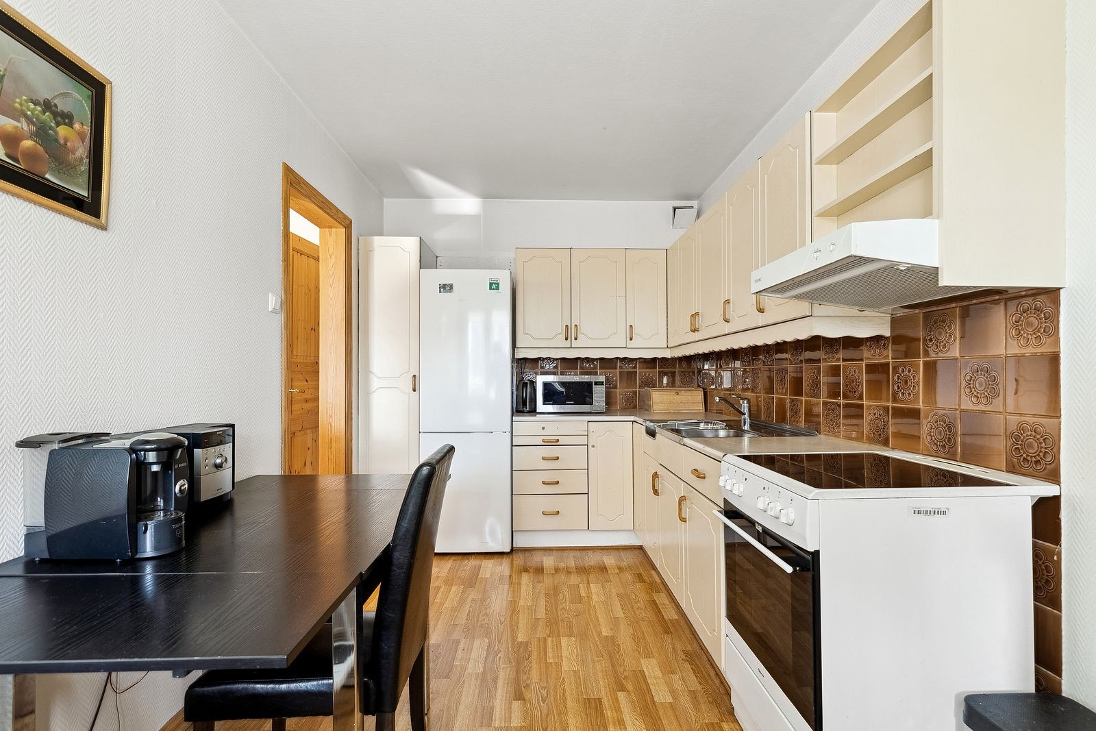 Praktisk kjøkken med frittstående hvitevarer som medfølger. Galleribilde