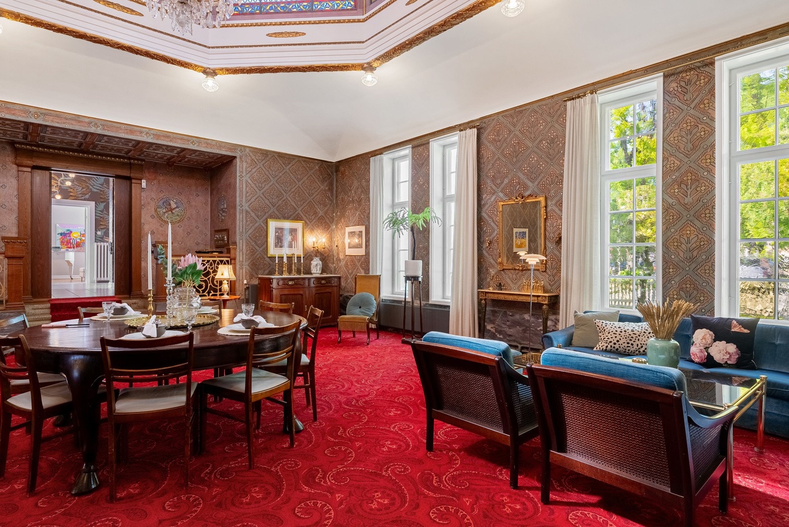 Under det røde teppet er det italiensk terrasso. Teppet er kun teipet i kantene. Galleribilde