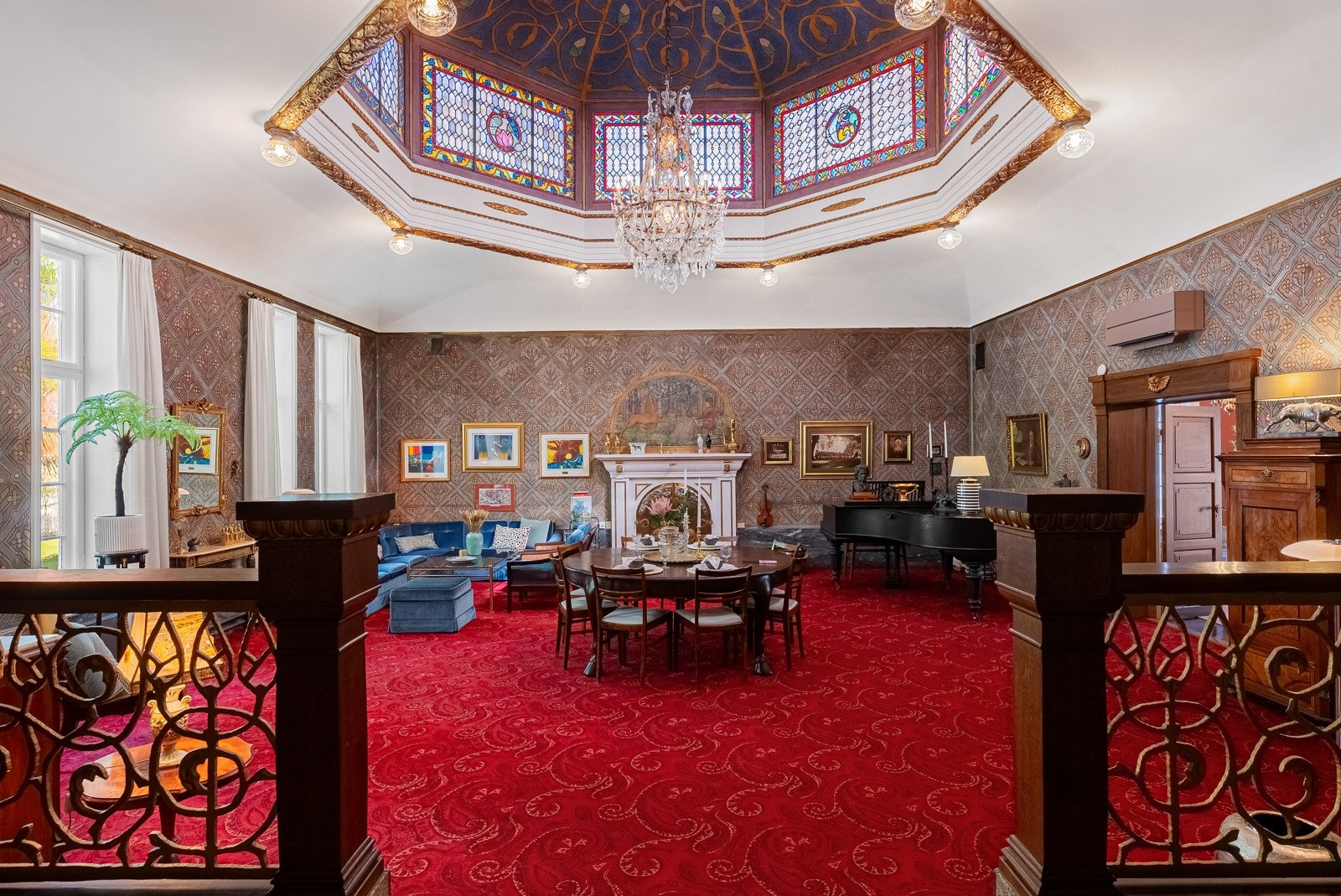 Her kommer du inn i storstuen eller domen med glasskuppel og glassmalerier Galleribilde