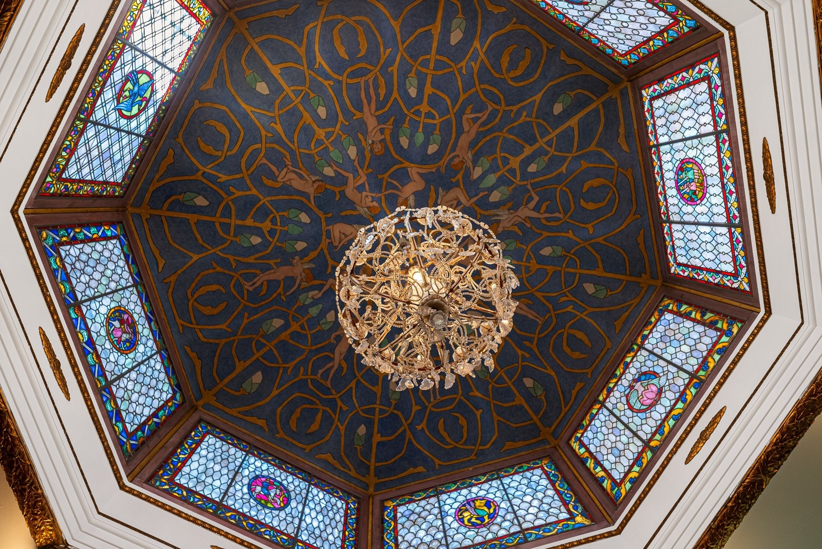 Kuppelen og veggene i storstuen er håndmalt på stedet av kunstneren Wilhelm Wetlesen. Han har også utført glassmaleriene. Galleribilde