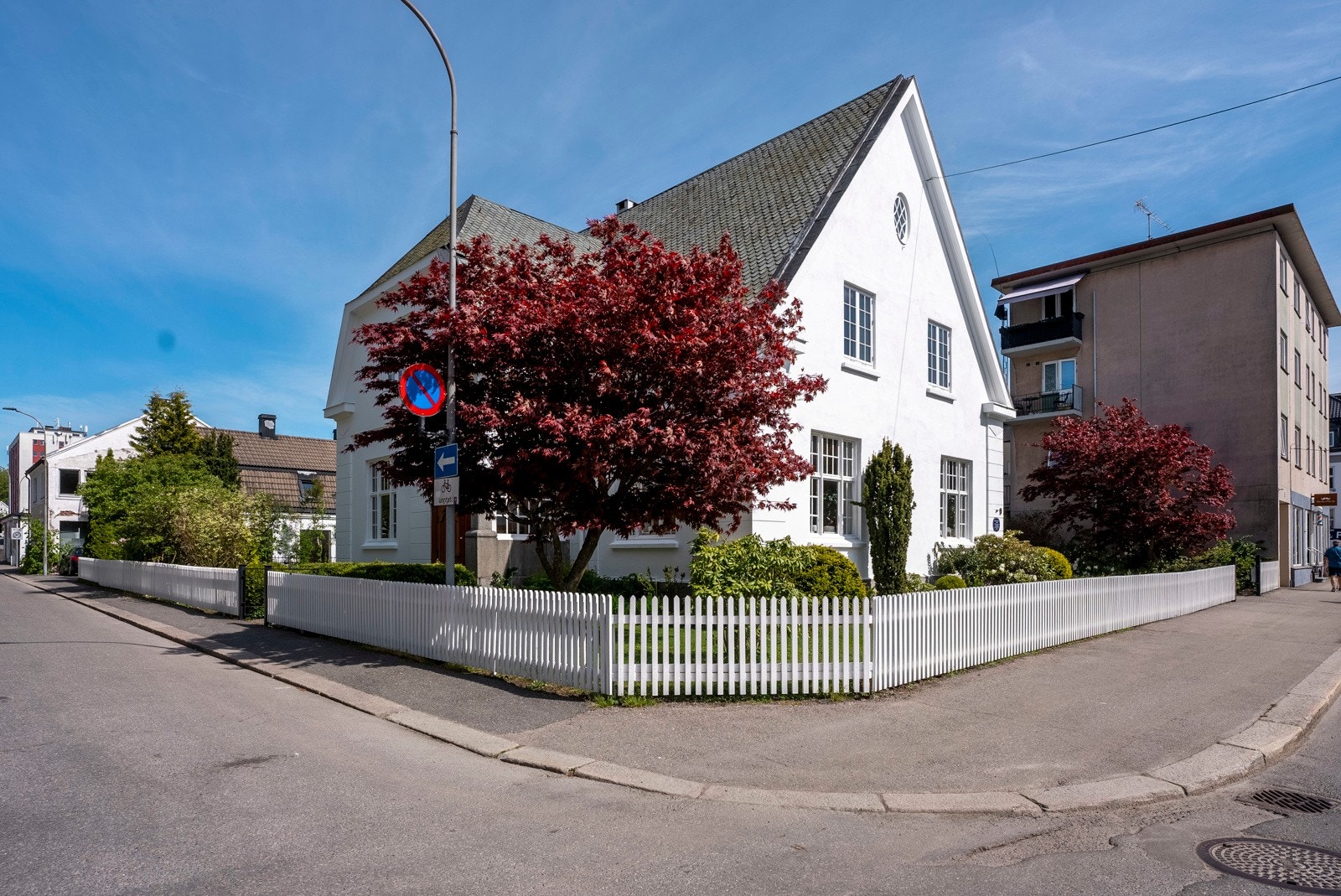 Eiendommen vekker stor beundring hos mange og det er ikke uvanlig at folk stopper og leser skilt på veggen og tar bilde av huset Galleribilde