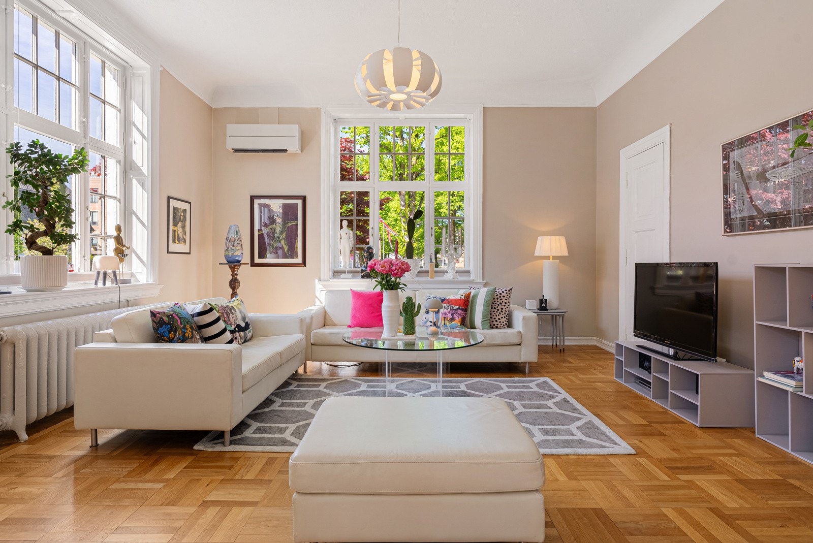 Staselig stue med stor takhøyde og fantastiske vinduer som gir mye lys Galleribilde