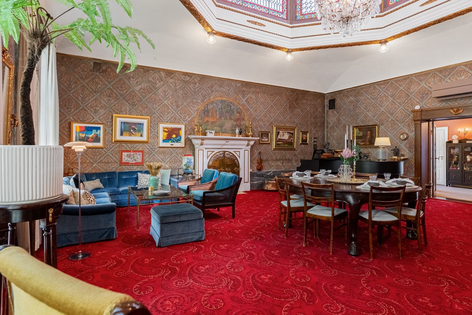 Designmøbler og fjerning av teppe vil gi et annet uttrykk og ev. bli et spektakulært møte mellom ulike tidsepoker Galleribilde