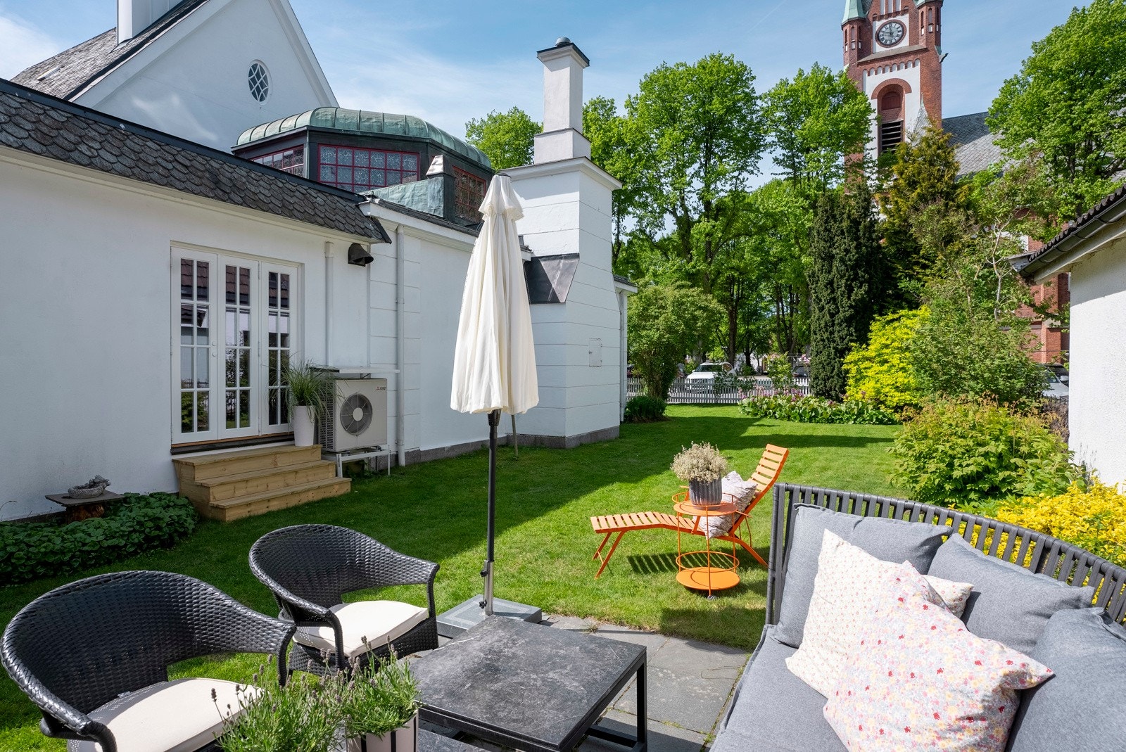 Solrik bakhage med utgang fra spisestue - ni timers sol (ultimo mai) på uteplassen Galleribilde